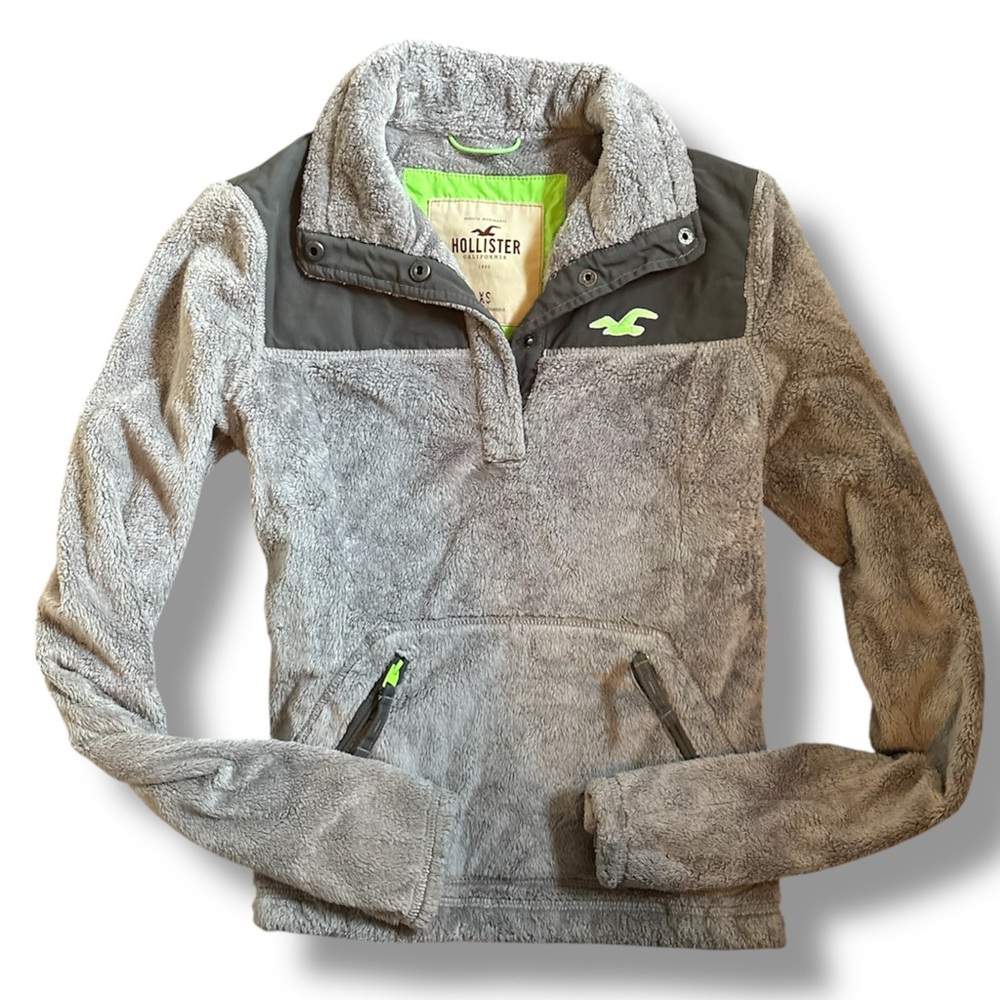 Y2K 2010 Hollister Grey Faux Fur Buttoned Collar Jacket with Green Accents